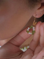 Papilio örhängen – Peridot & sötvattenspärlor