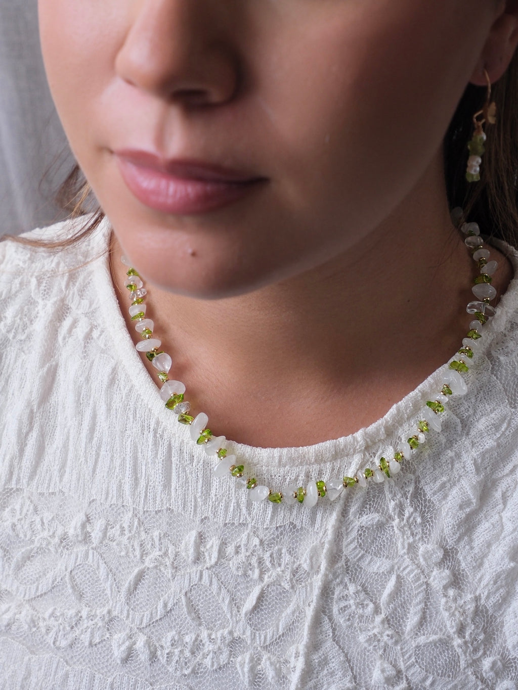 Halsband Glänta - Vit Kvarts & Peridot