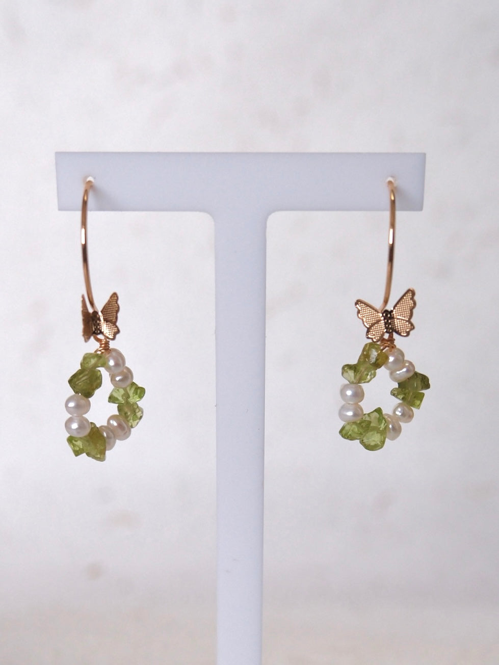 Papilio örhängen – Peridot & sötvattenspärlor
