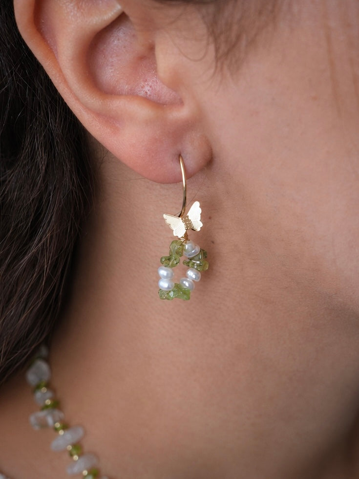 Papilio örhängen – Peridot & sötvattenspärlor