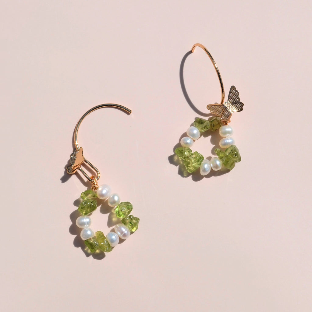 Papilio örhängen – Peridot & sötvattenspärlor