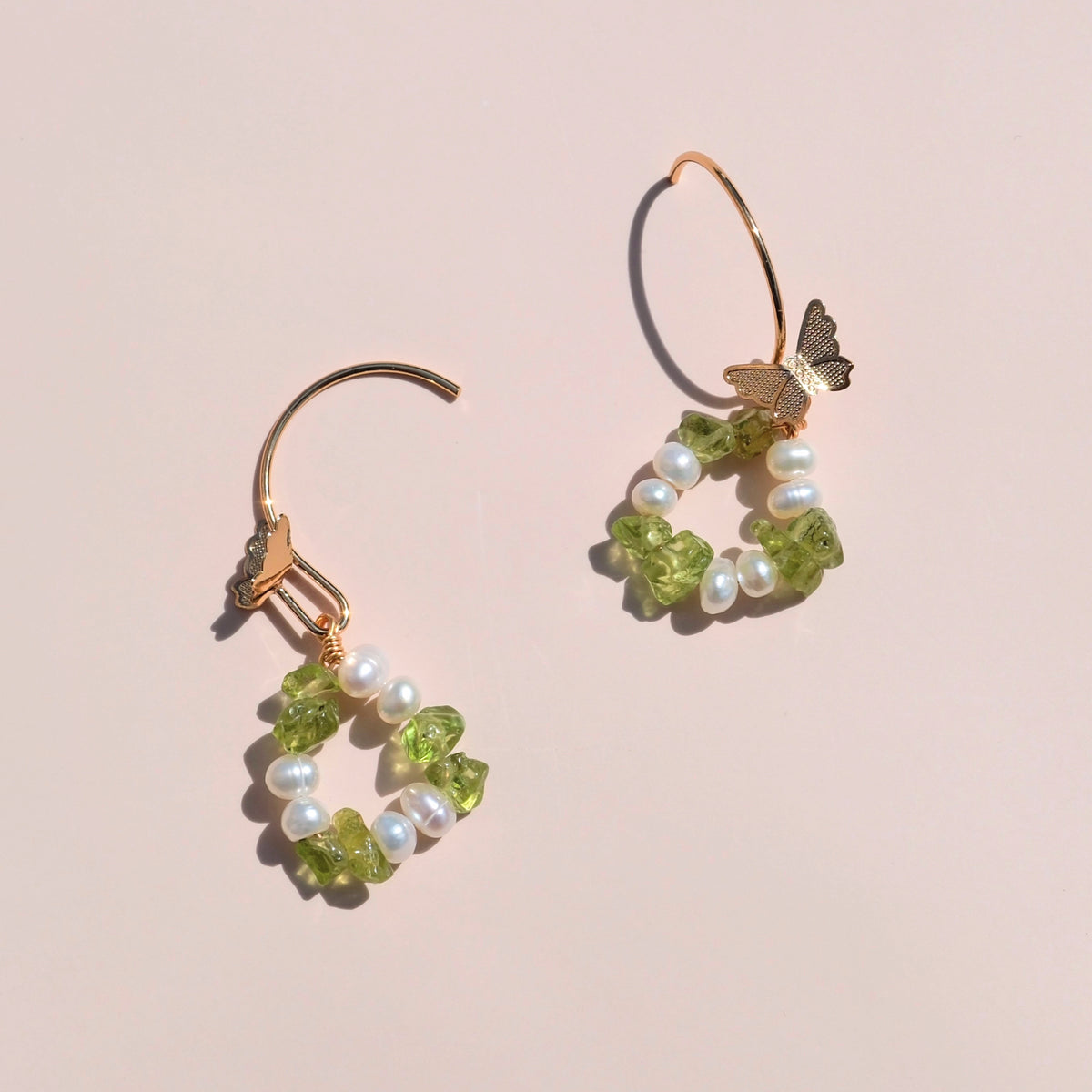 Papilio örhängen – Peridot & sötvattenspärlor