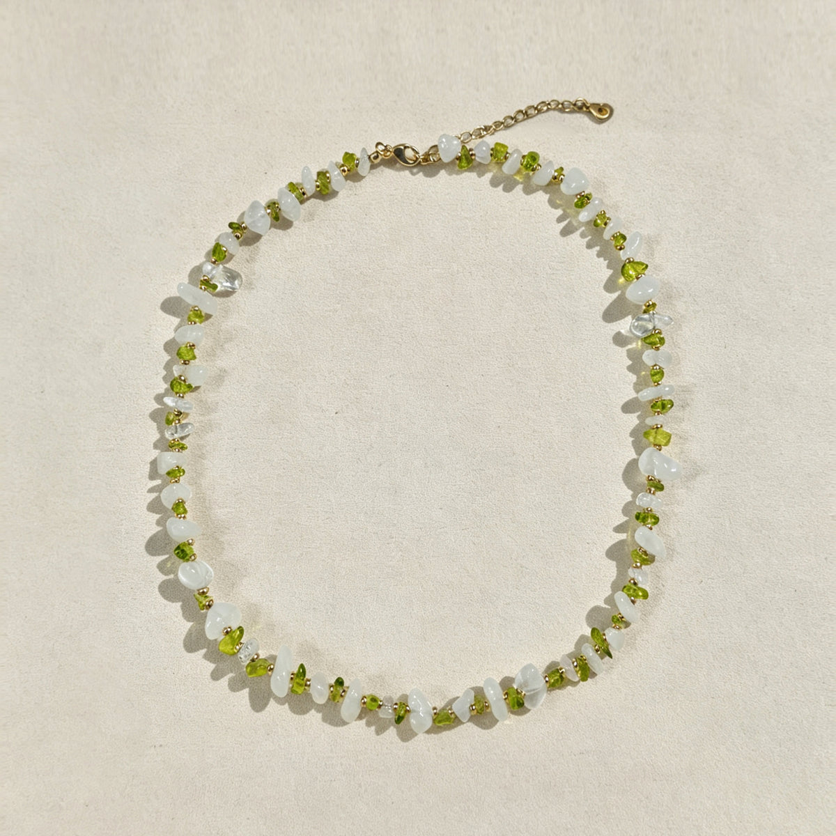 Halsband Glänta - Vit Kvarts & Peridot