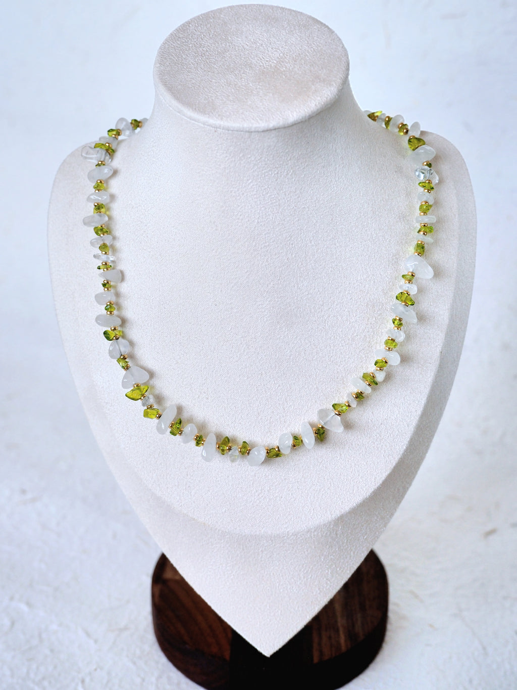 Halsband Glänta - Vit Kvarts & Peridot