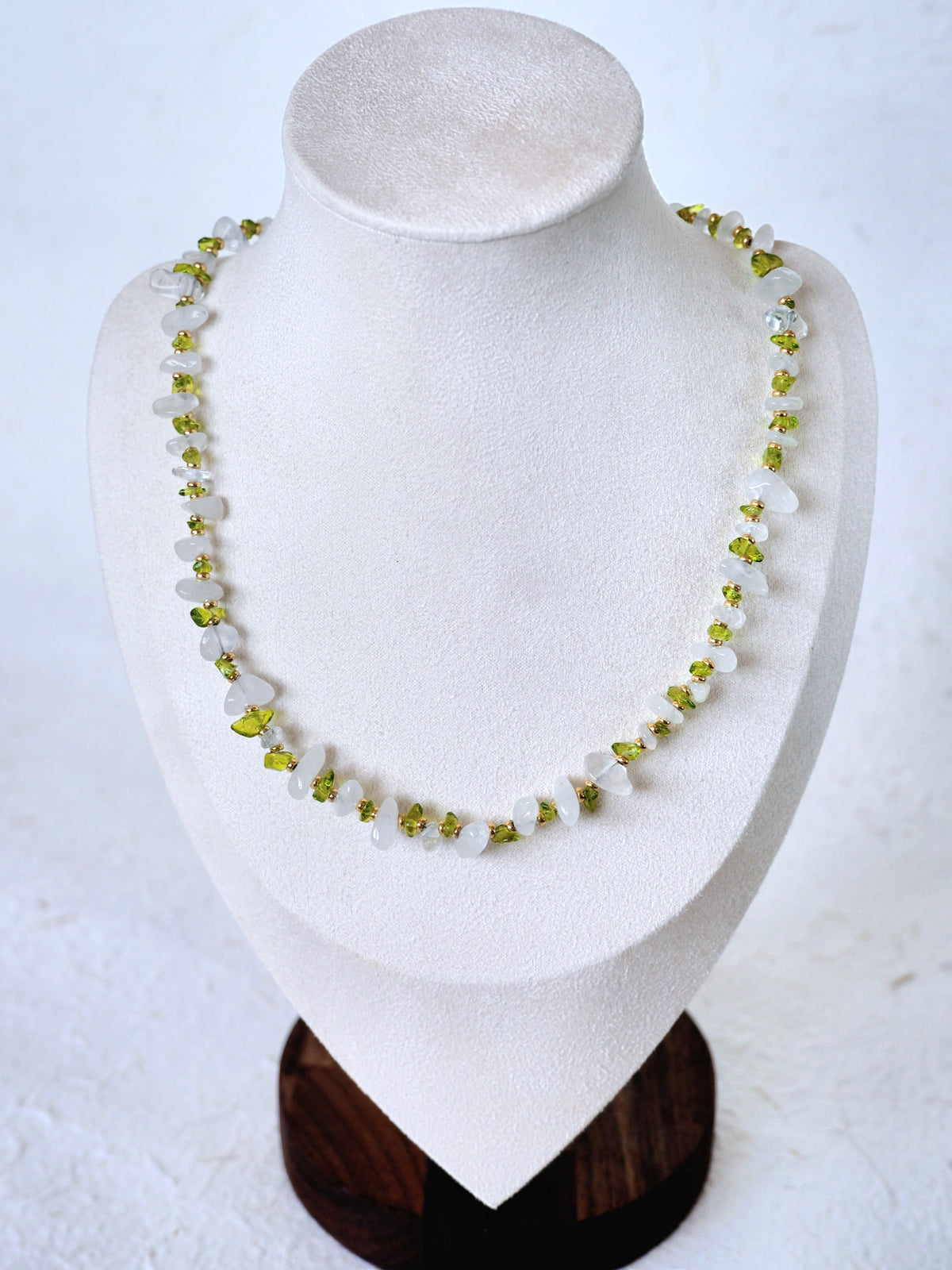 Halsband Glänta - Vit Kvarts & Peridot