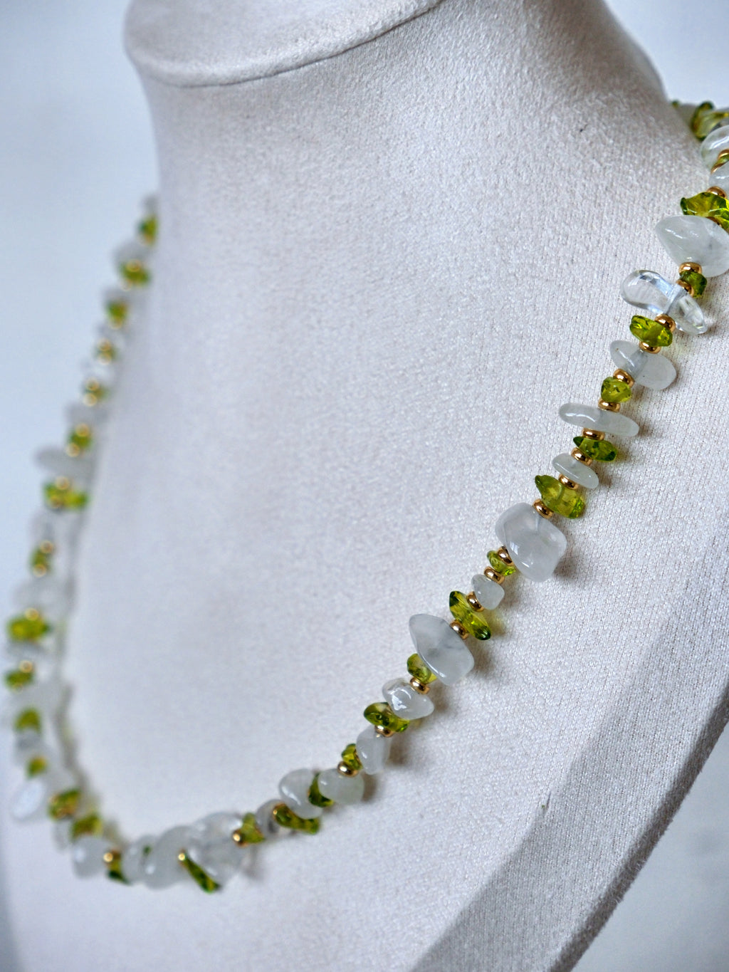 Halsband Glänta - Vit Kvarts & Peridot