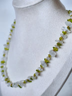 Halsband Glänta - Vit Kvarts & Peridot