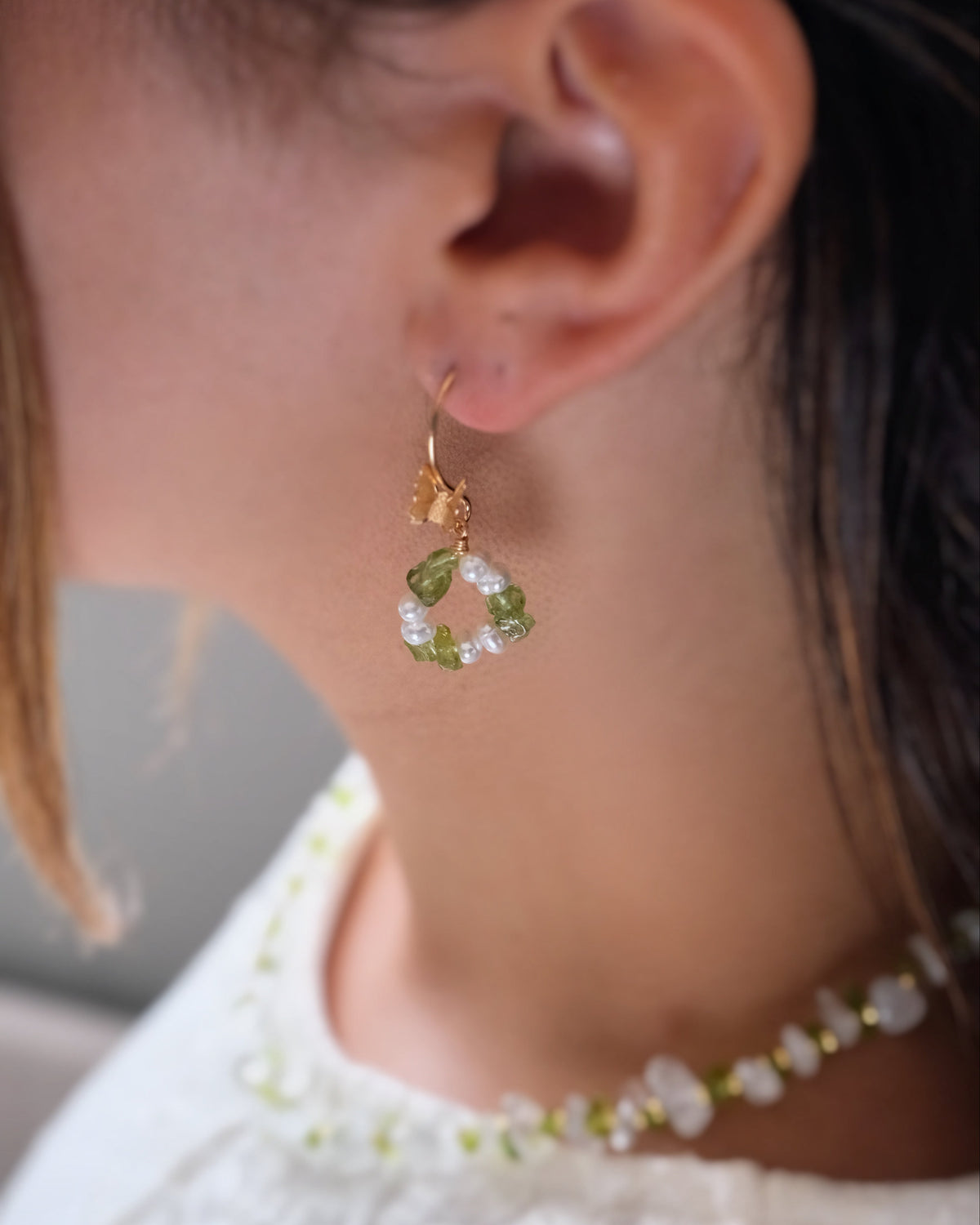 Papilio örhängen – Peridot & sötvattenspärlor